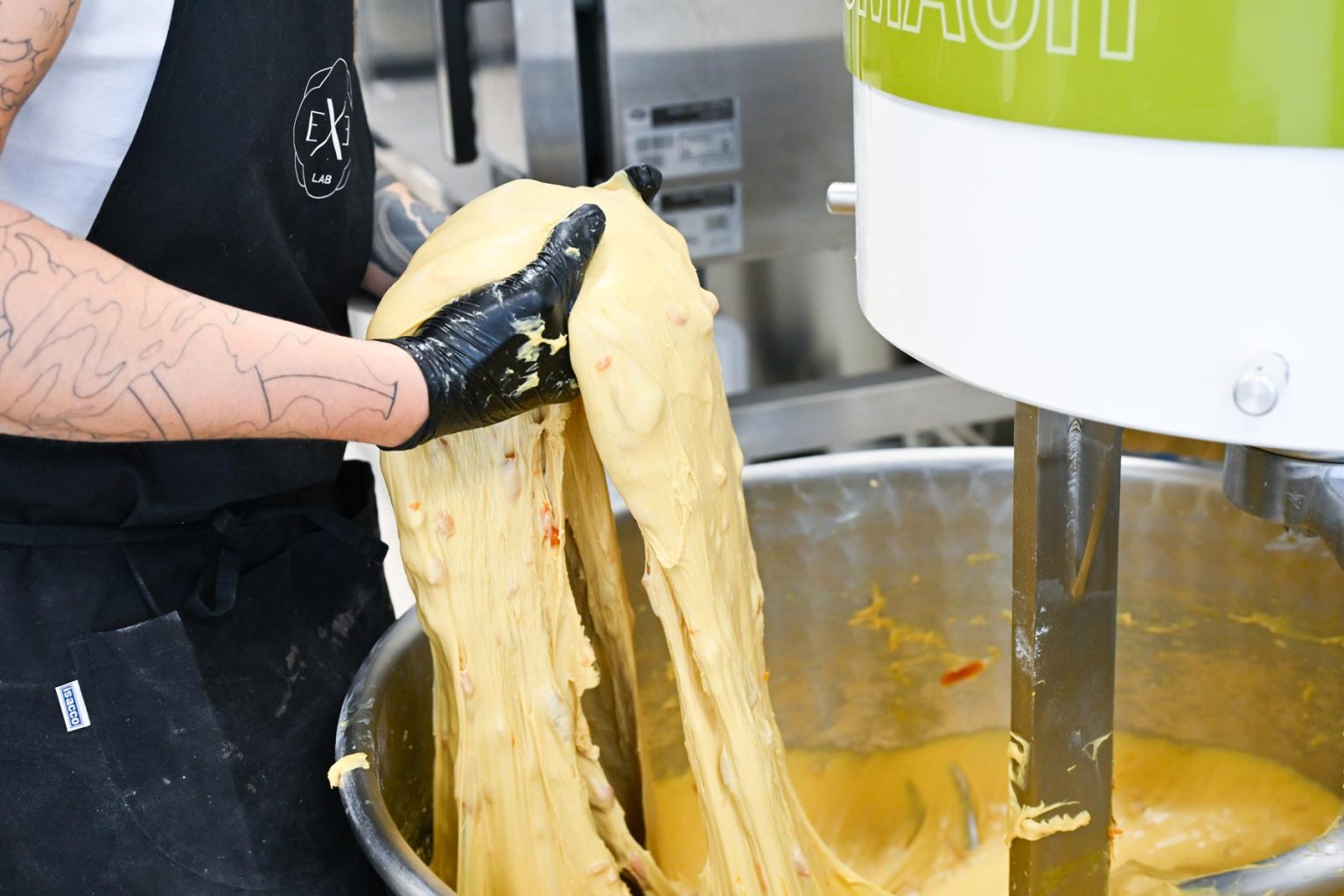 Lavorazione del panettone nel laboratorio Exe Lab a Bergamo.