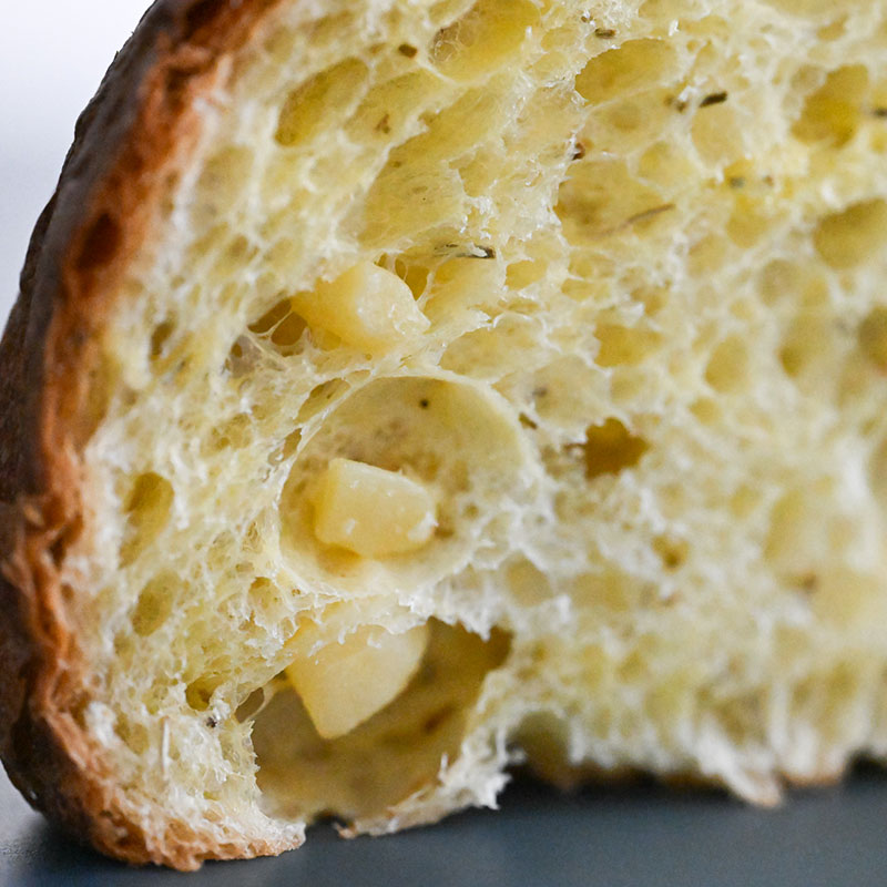 Dettaglio interno del lievitato salato Lievì patate e rosmarino